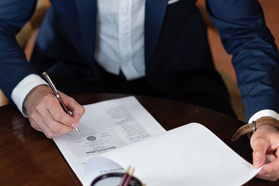 Redactarea unui contract juridic cu pix stilou